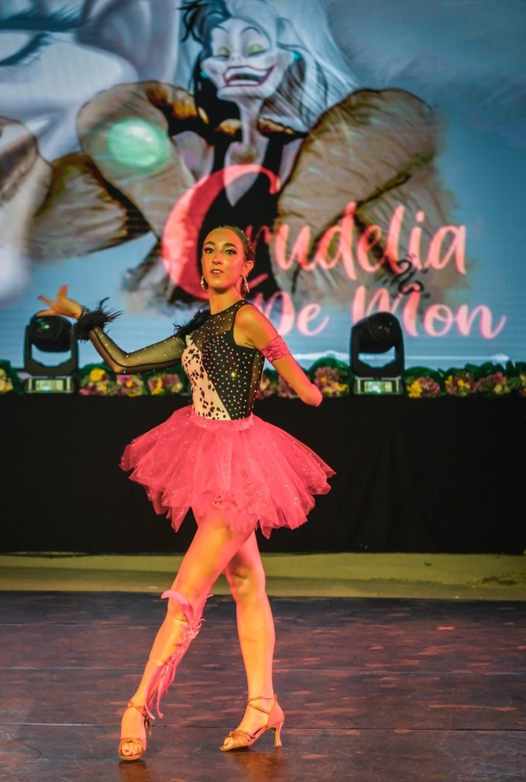 Esibizione solista di danza in costume di scena