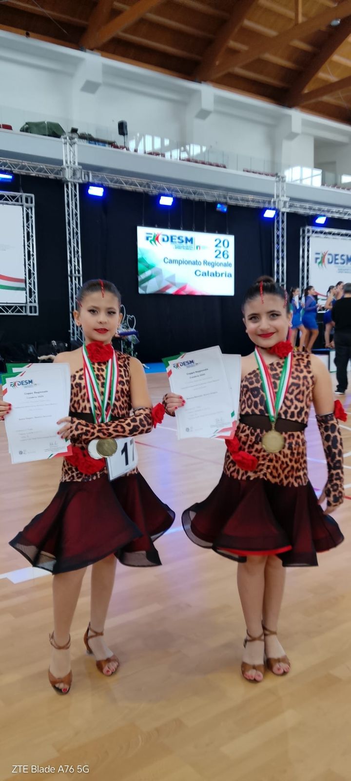 Giovani ballerine premiate con le medaglie a una competizione di danza sportiva