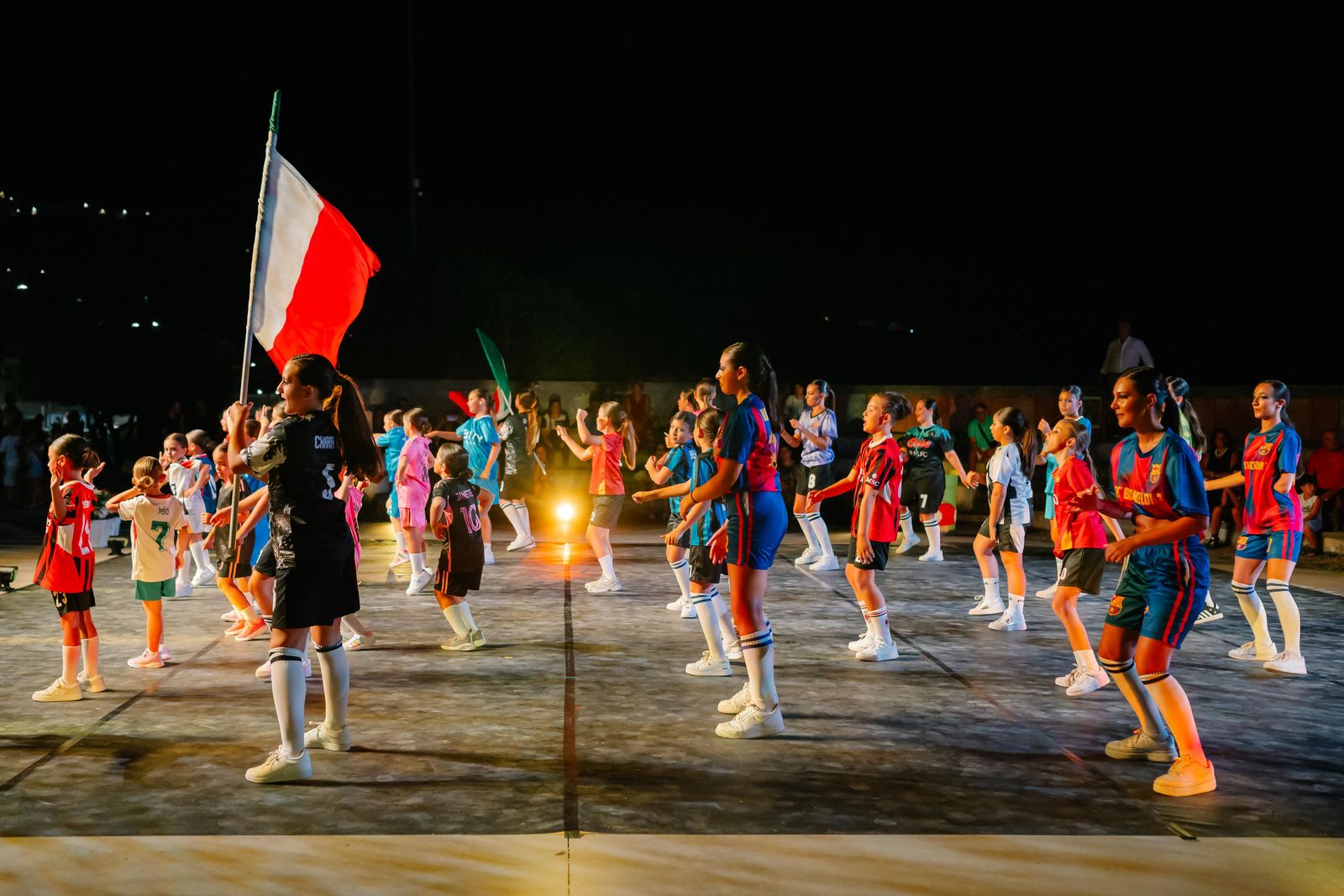 Coreografia di gruppo al saggio serale della scuola di ballo